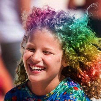 Дитяча фарба для волосся: як вибрати смываемую фарбу водою і як застосовувати набір для фарбування волосся?