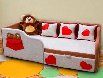 Дитячий диван (84 фото): особливості вибору дивана-тахти і дивани-ліжка в кімнату для дітей, диван-трансформер з системою «акордеон» і «єврокнижка»