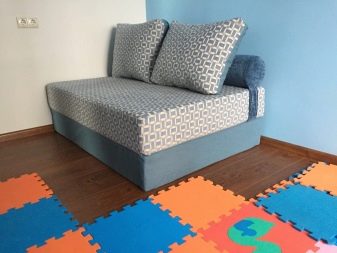 Дитячий диван (84 фото): особливості вибору дивана-тахти і дивани-ліжка в кімнату для дітей, диван-трансформер з системою «акордеон» і «єврокнижка»