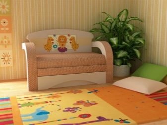 Дитячий диван (84 фото): особливості вибору дивана-тахти і дивани-ліжка в кімнату для дітей, диван-трансформер з системою «акордеон» і «єврокнижка»