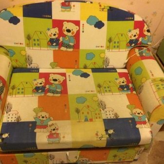 Дитячий диван (84 фото): особливості вибору дивана-тахти і дивани-ліжка в кімнату для дітей, диван-трансформер з системою «акордеон» і «єврокнижка»