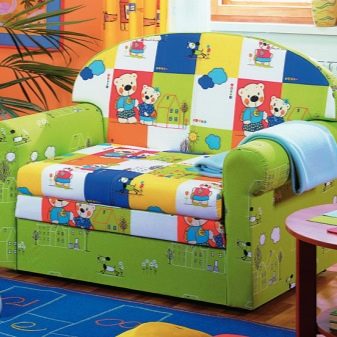 Дитячий диван (84 фото): особливості вибору дивана-тахти і дивани-ліжка в кімнату для дітей, диван-трансформер з системою «акордеон» і «єврокнижка»