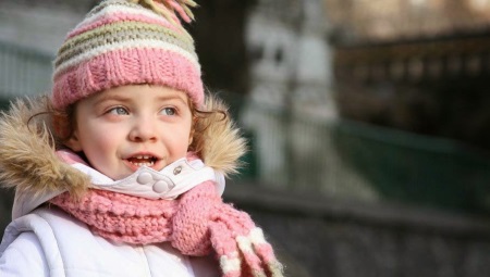 Дитячий в’язаний шарф (39 фото): модні моделі для дитини, як прикрасити шарф-комір, дитячі моделі з помпонами
