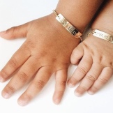Дитячий золотий браслет (35 фото): моделі для дівчаток з ім’ям із золота