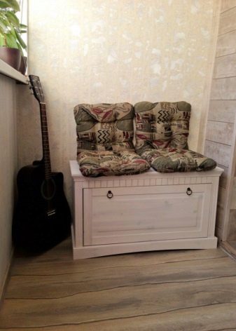 Дивани для балконів та лоджій (65 фото): огляд маленьких канапок з ящиками для зберігання, вибираємо кутові дивани зі спальним місцем, дизайн балкона з вузьким розкладним міні-диваном