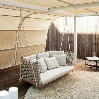 Дивани зі штучного ротанга: кутові і прямі плетені садові дивани, круглий, 3-місні та двомісні моделі