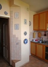 Дизайн кухні з вентиляційним коробом (54 фото): як обіграти виступ вентиляційної шахти в кутку при вході? Як заховати виступ вентиляції?