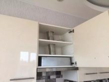 Дизайн кухні з вентиляційним коробом (54 фото): як обіграти виступ вентиляційної шахти в кутку при вході? Як заховати виступ вентиляції?
