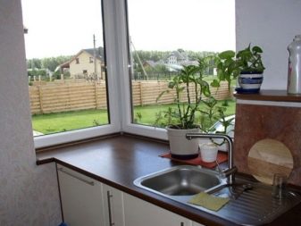 Дизайн маленької кухні з балконом (37 фото): планування кухні 6 кв. м із виходом на балкон, варіанти інтер’єру поєднаної кімнати