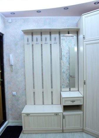 Дизайн передпокою 4 кв. м (42 фото): особливості оформлення інтер’єру коридору 4 метри в довжину в квартирі та гарні рішення