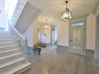 Дизайн передпокою зі сходами в приватному будинку (53 фото): оздоблення коридору зі сходами на другий поверх і інші нюанси