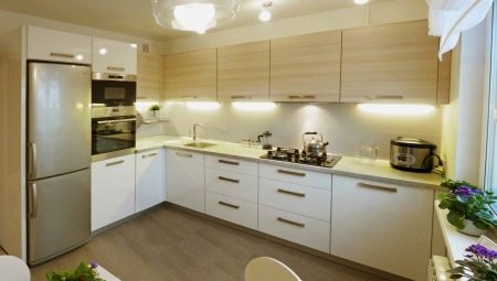 Дизайн і схема кутової кухні з холодильником (43 фото): огляд кухонних гарнітурів з пеналом і з вбудованим холодильником. Варіанти розташування біля входу і вікна