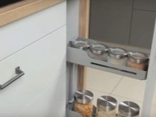 Дизайн і схема кутової кухні з холодильником (43 фото): огляд кухонних гарнітурів з пеналом і з вбудованим холодильником. Варіанти розташування біля входу і вікна