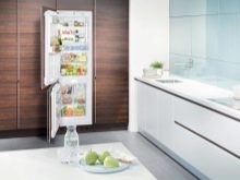 Дизайн і схема кутової кухні з холодильником (43 фото): огляд кухонних гарнітурів з пеналом і з вбудованим холодильником. Варіанти розташування біля входу і вікна