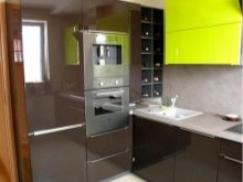 Дизайн і схема кутової кухні з холодильником (43 фото): огляд кухонних гарнітурів з пеналом і з вбудованим холодильником. Варіанти розташування біля входу і вікна