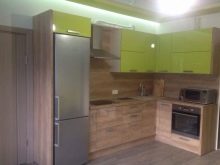 Дизайн і схема кутової кухні з холодильником (43 фото): огляд кухонних гарнітурів з пеналом і з вбудованим холодильником. Варіанти розташування біля входу і вікна