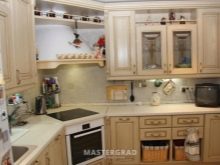 Дизайн і схема кутової кухні з холодильником (43 фото): огляд кухонних гарнітурів з пеналом і з вбудованим холодильником. Варіанти розташування біля входу і вікна