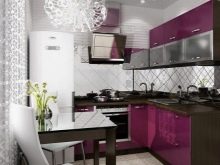 Дизайн і схема кутової кухні з холодильником (43 фото): огляд кухонних гарнітурів з пеналом і з вбудованим холодильником. Варіанти розташування біля входу і вікна