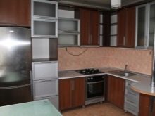 Дизайн і схема кутової кухні з холодильником (43 фото): огляд кухонних гарнітурів з пеналом і з вбудованим холодильником. Варіанти розташування біля входу і вікна