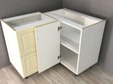 Дизайн і схема кутової кухні з холодильником (43 фото): огляд кухонних гарнітурів з пеналом і з вбудованим холодильником. Варіанти розташування біля входу і вікна