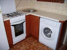 Дизайн і схема кутової кухні з холодильником (43 фото): огляд кухонних гарнітурів з пеналом і з вбудованим холодильником. Варіанти розташування біля входу і вікна