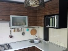 Дизайн і схема кутової кухні з холодильником (43 фото): огляд кухонних гарнітурів з пеналом і з вбудованим холодильником. Варіанти розташування біля входу і вікна