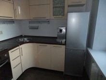 Дизайн і схема кутової кухні з холодильником (43 фото): огляд кухонних гарнітурів з пеналом і з вбудованим холодильником. Варіанти розташування біля входу і вікна