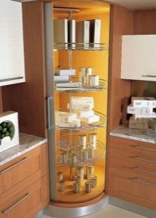 Дизайн і схема кутової кухні з холодильником (43 фото): огляд кухонних гарнітурів з пеналом і з вбудованим холодильником. Варіанти розташування біля входу і вікна