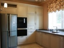 Дизайн і схема кутової кухні з холодильником (43 фото): огляд кухонних гарнітурів з пеналом і з вбудованим холодильником. Варіанти розташування біля входу і вікна