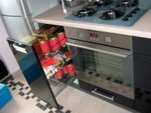 Дизайн і схема кутової кухні з холодильником (43 фото): огляд кухонних гарнітурів з пеналом і з вбудованим холодильником. Варіанти розташування біля входу і вікна