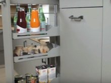 Дизайн і схема кутової кухні з холодильником (43 фото): огляд кухонних гарнітурів з пеналом і з вбудованим холодильником. Варіанти розташування біля входу і вікна