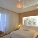 Дизайн спальні 14 кв. м (87 фото): інтер’єр і планування прямокутної кімнати, проект спальні-вітальні в сучасному стилі, розстановка меблів та зонування простору