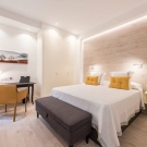 Дизайн спальні 14 кв. м (87 фото): інтер’єр і планування прямокутної кімнати, проект спальні-вітальні в сучасному стилі, розстановка меблів та зонування простору