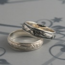 Дизайнерські обручки (66 фото): дизайн весільних парних моделей без каменів і з каменями від світових брендів