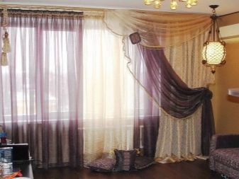 Двоколірні штори у вітальню (29 фото): найбільш вдалі поєднання двох кольорів штор для залу, варіанти комбінованих штор на одному вікні