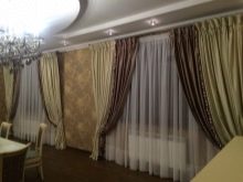 Двоколірні штори у вітальню (29 фото): найбільш вдалі поєднання двох кольорів штор для залу, варіанти комбінованих штор на одному вікні