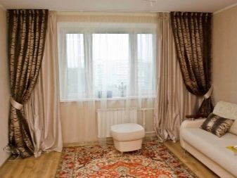 Двоколірні штори у вітальню (29 фото): найбільш вдалі поєднання двох кольорів штор для залу, варіанти комбінованих штор на одному вікні