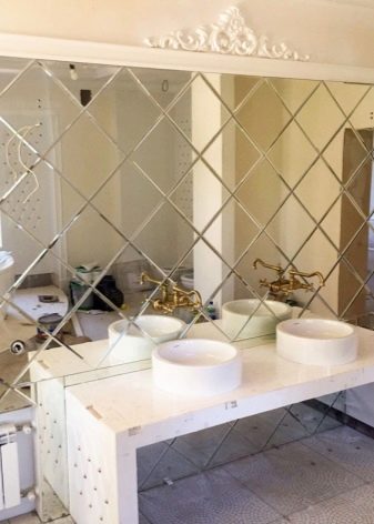 Дзеркальна плитка у ванній (34 фото): особливості дизайну ванної кімнати з дзеркальними плиткою. Дзеркальна плитка з фацетом і інші її види в інтер’єрі ванної