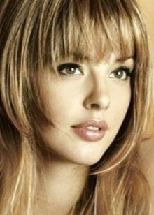 Філіруваний чубчик (93 фото): як правильно зробити косу, пряму і проріджену чубок на бік в домашніх умовах звичайними та філірувальними ножицями?