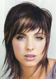 Філіруваний чубчик (93 фото): як правильно зробити косу, пряму і проріджену чубок на бік в домашніх умовах звичайними та філірувальними ножицями?