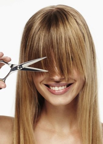 Філіруваний чубчик (93 фото): як правильно зробити косу, пряму і проріджену чубок на бік в домашніх умовах звичайними та філірувальними ножицями?