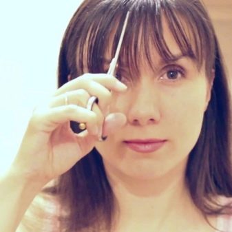 Філіруваний чубчик (93 фото): як правильно зробити косу, пряму і проріджену чубок на бік в домашніх умовах звичайними та філірувальними ножицями?