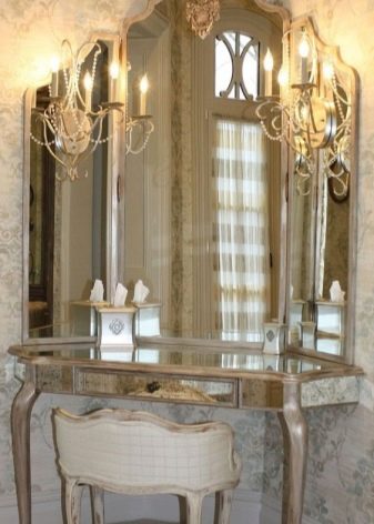 Гримерный столик з дзеркалом та підсвічуванням: вибираємо туалетний стіл з тумбою, розміри моделей з лампочками 900х500х1480 та інші