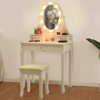 Гримерный столик з дзеркалом та підсвічуванням: вибираємо туалетний стіл з тумбою, розміри моделей з лампочками 900х500х1480 та інші