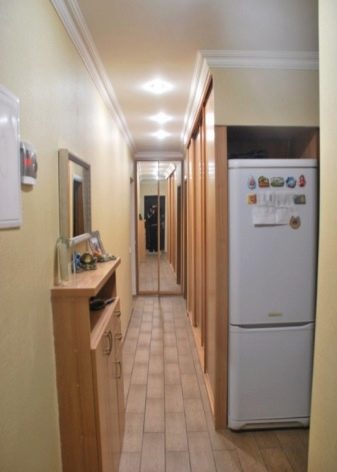 Холодильник в передпокої (32 фото): варіанти дизайну передпокою з технікою. Як заховати холодильник в коридорі?
