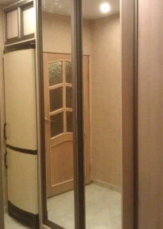 Холодильник в передпокої (32 фото): варіанти дизайну передпокою з технікою. Як заховати холодильник в коридорі?