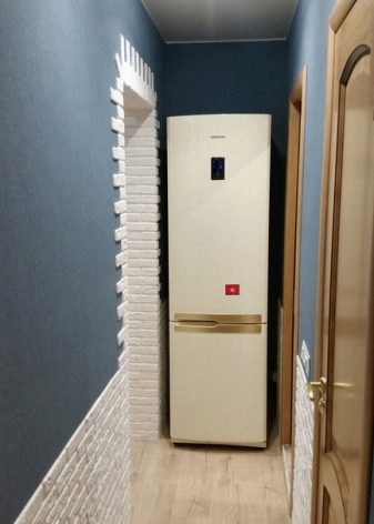 Холодильник в передпокої (32 фото): варіанти дизайну передпокою з технікою. Як заховати холодильник в коридорі?