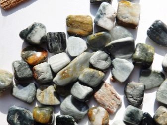 Камінь котяче око (42 фото): як виглядає натуральний мінерал? Значення і магічні властивості, опис рожевих і зелених, блакитних і білих каменів