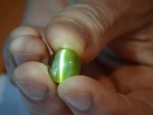 Камінь котяче око (42 фото): як виглядає натуральний мінерал? Значення і магічні властивості, опис рожевих і зелених, блакитних і білих каменів