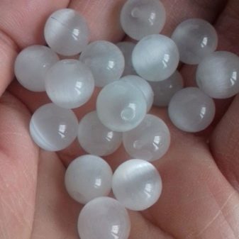 Камінь котяче око (42 фото): як виглядає натуральний мінерал? Значення і магічні властивості, опис рожевих і зелених, блакитних і білих каменів